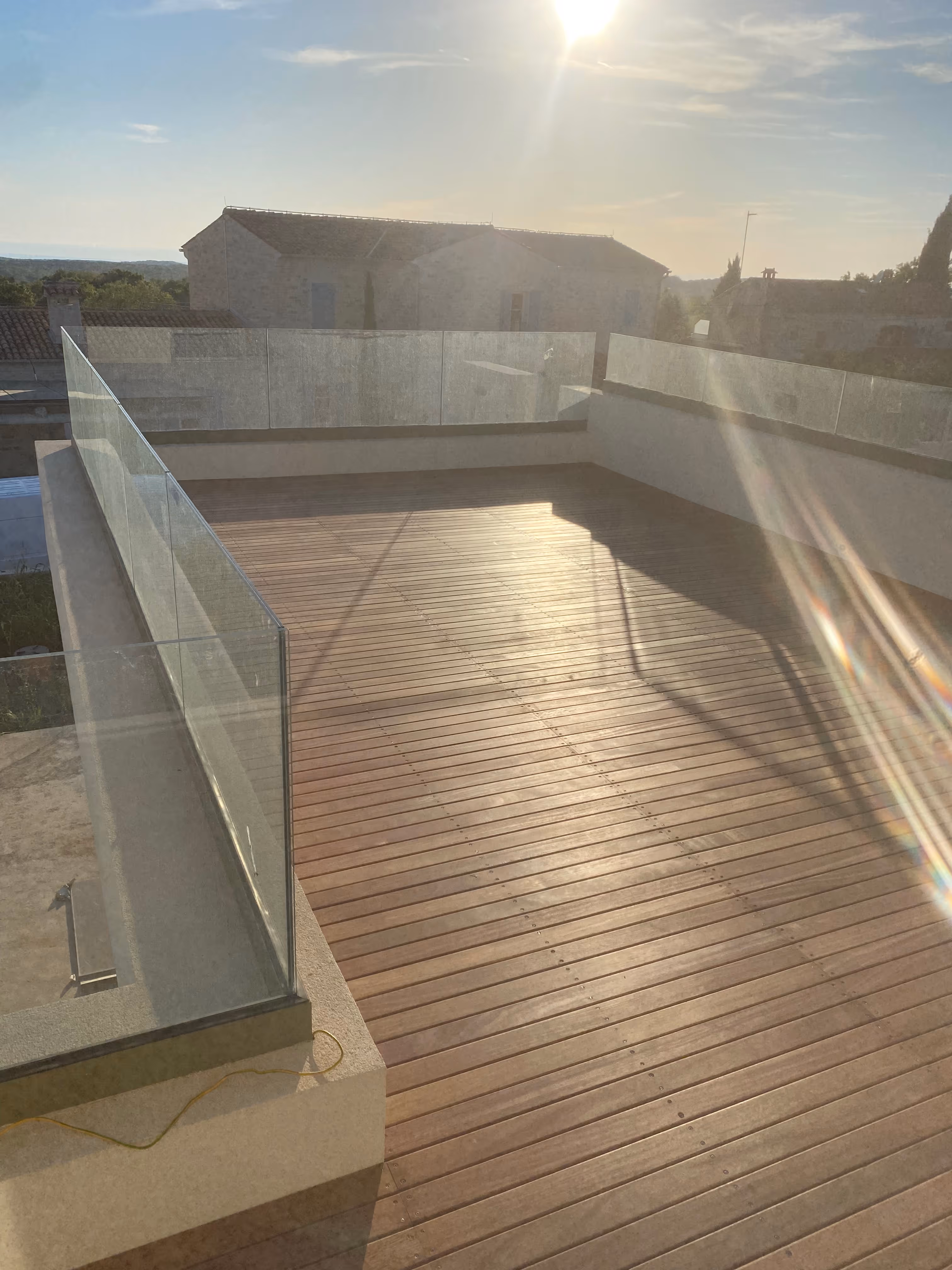 Image from Prostorna terasa s steklenimi ograjami album