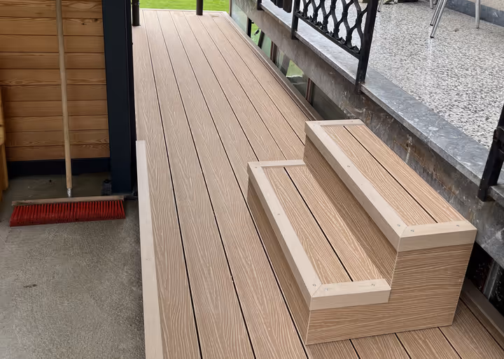 Moderna terasa z naravnim videzom